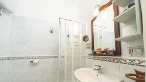 Dusj, hårføner, badekåper og bidé