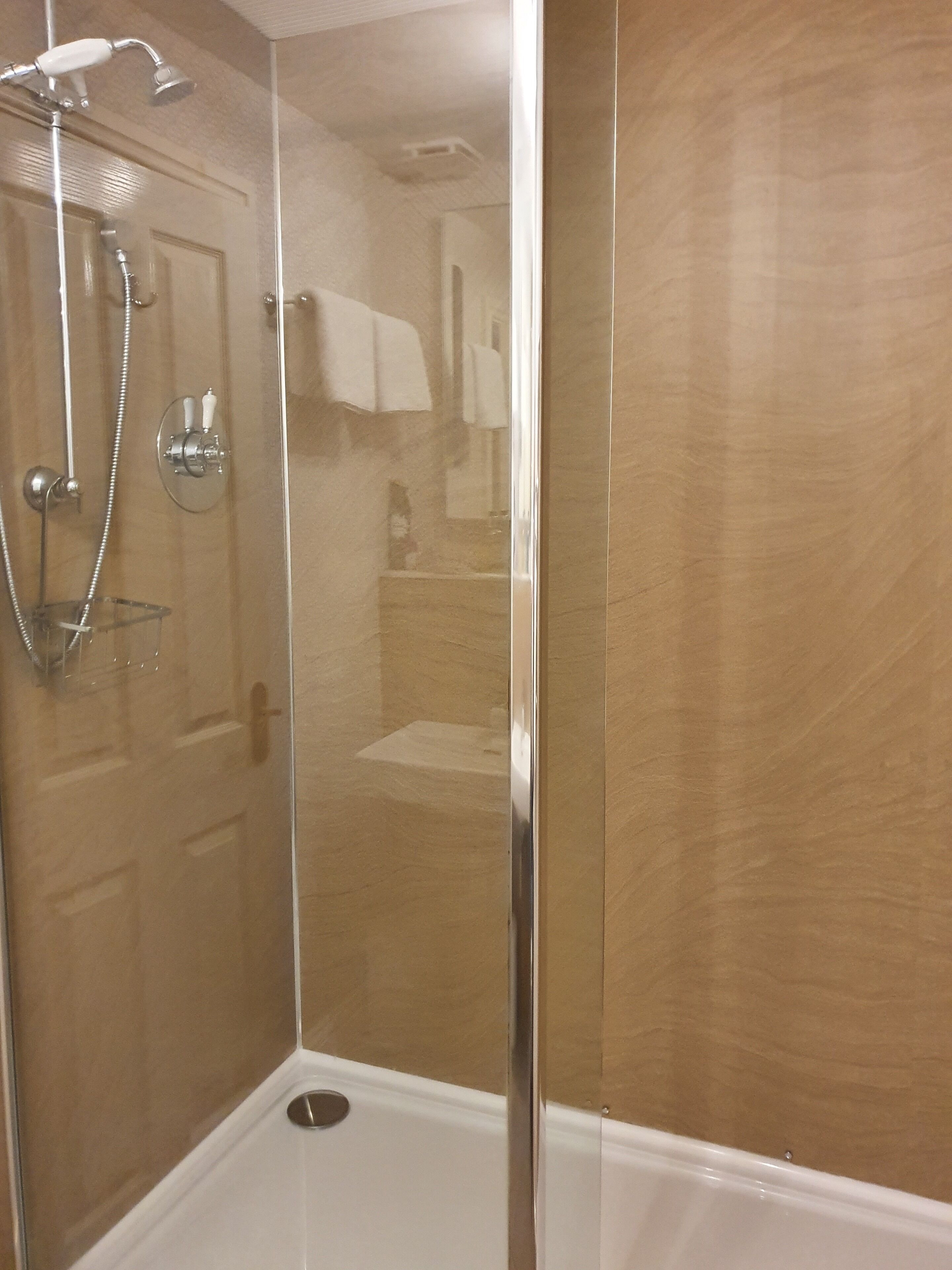 Suite Deluks (Room 2) | Kamar mandi | Shower, perlengkapan mandi gratis, pengering rambut, dan handuk