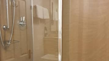 Suite Deluks (Room 2) | Kamar mandi | Shower, perlengkapan mandi gratis, pengering rambut, dan handuk