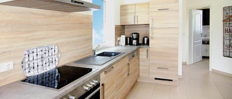 Køleskab, mikrobølgeovn, ovn, kogeplade