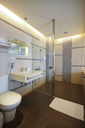 Quadruple Room, Lake View | Bathroom | Shower, free toiletries, hair dryer, slippers - Lake In Mountain B&B (Yuchi)