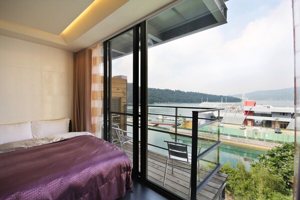 Blackout drapes, free WiFi, bed sheets - Lake In Mountain B&B (Yuchi)