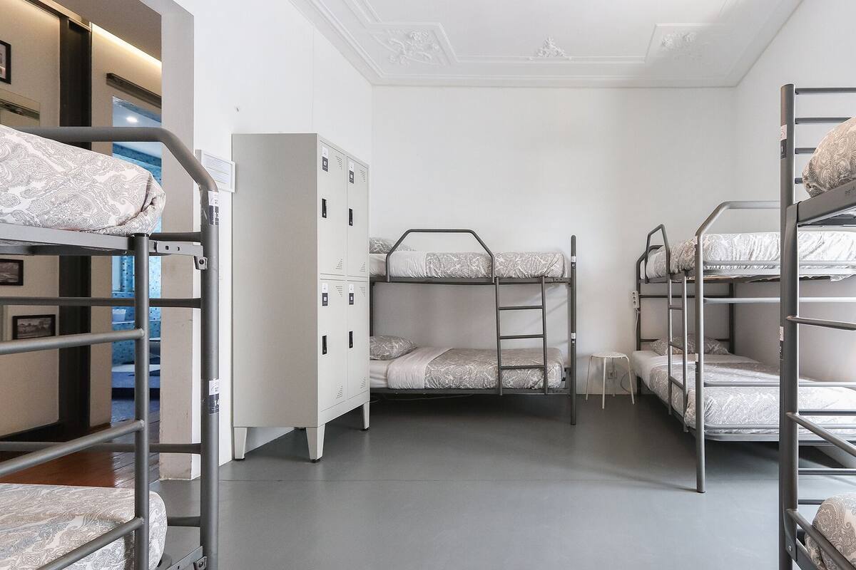 Dormitorio compartido, dormitorio mixto, baño compartido (1 Bed in an 8-Bed Dorm) | Tabla de planchar con plancha, wifi gratis, ropa de cama