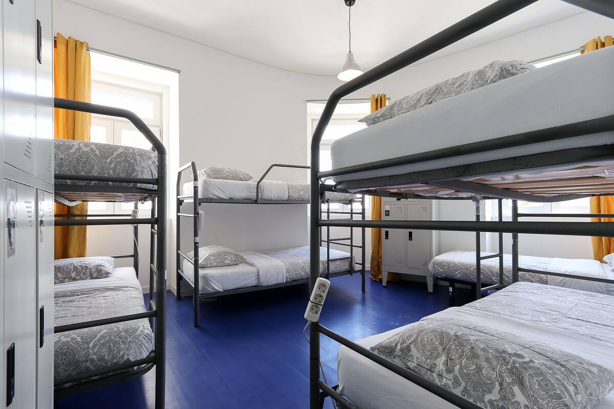 1 Cama en Habitación Compartida Mixta de 7 Camas, Baño Compartido | Tabla de planchar con plancha, wifi gratis, ropa de cama