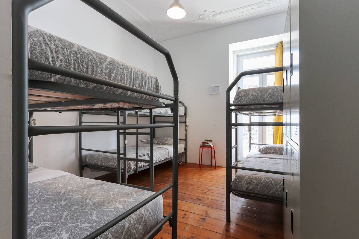 Tabla de planchar con plancha, wifi gratis, ropa de cama