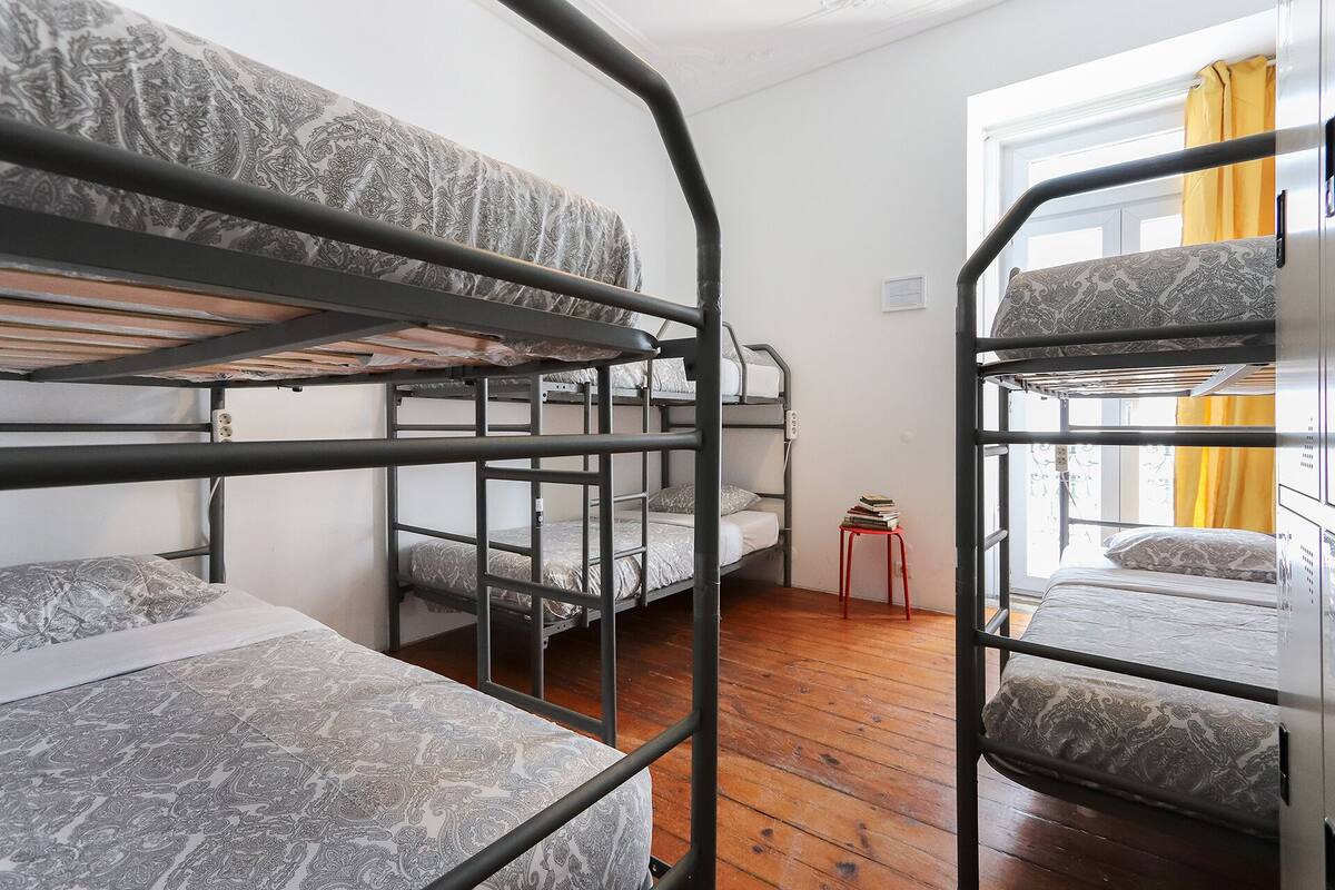 Tabla de planchar con plancha, wifi gratis, ropa de cama