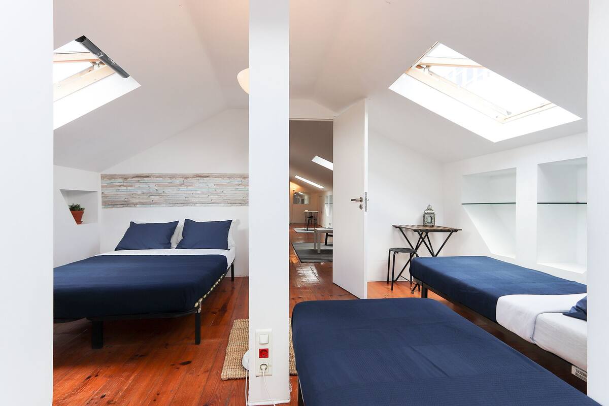 Habitación familiar, baño compartido | Tabla de planchar con plancha, wifi gratis, ropa de cama