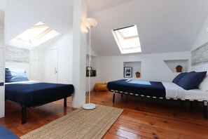 Habitación familiar, baño compartido | Tabla de planchar con plancha, wifi gratis, ropa de cama
