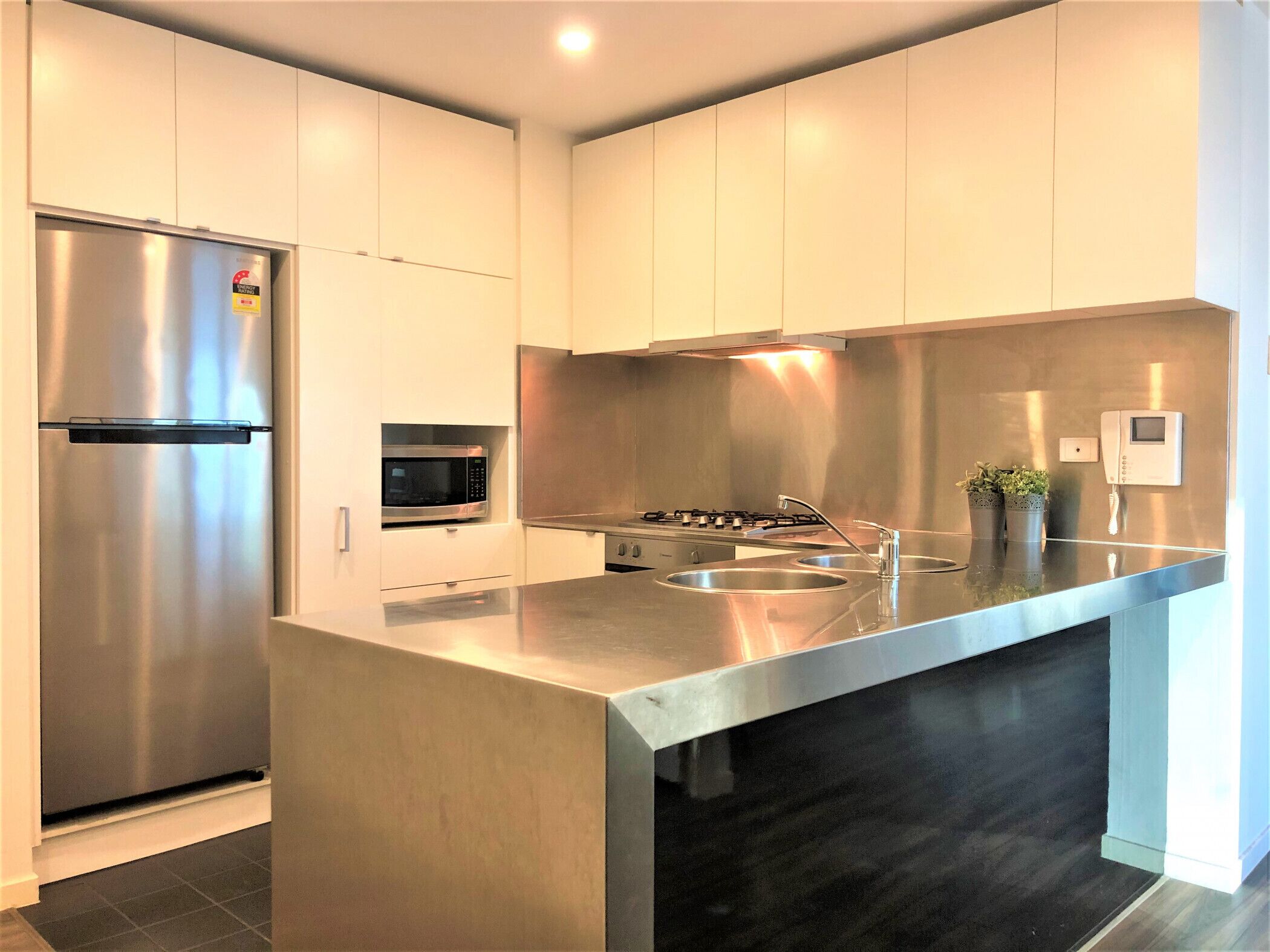 Kylskåp, mikrovågsugn, ugn och spishäll