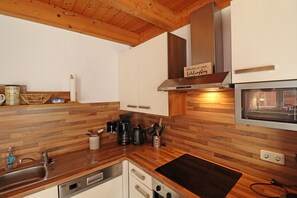 Fridge, microwave, oven, stovetop - Doppelhaushälfte Bernsteinhaus II, Trassenheide (Trassenheide)