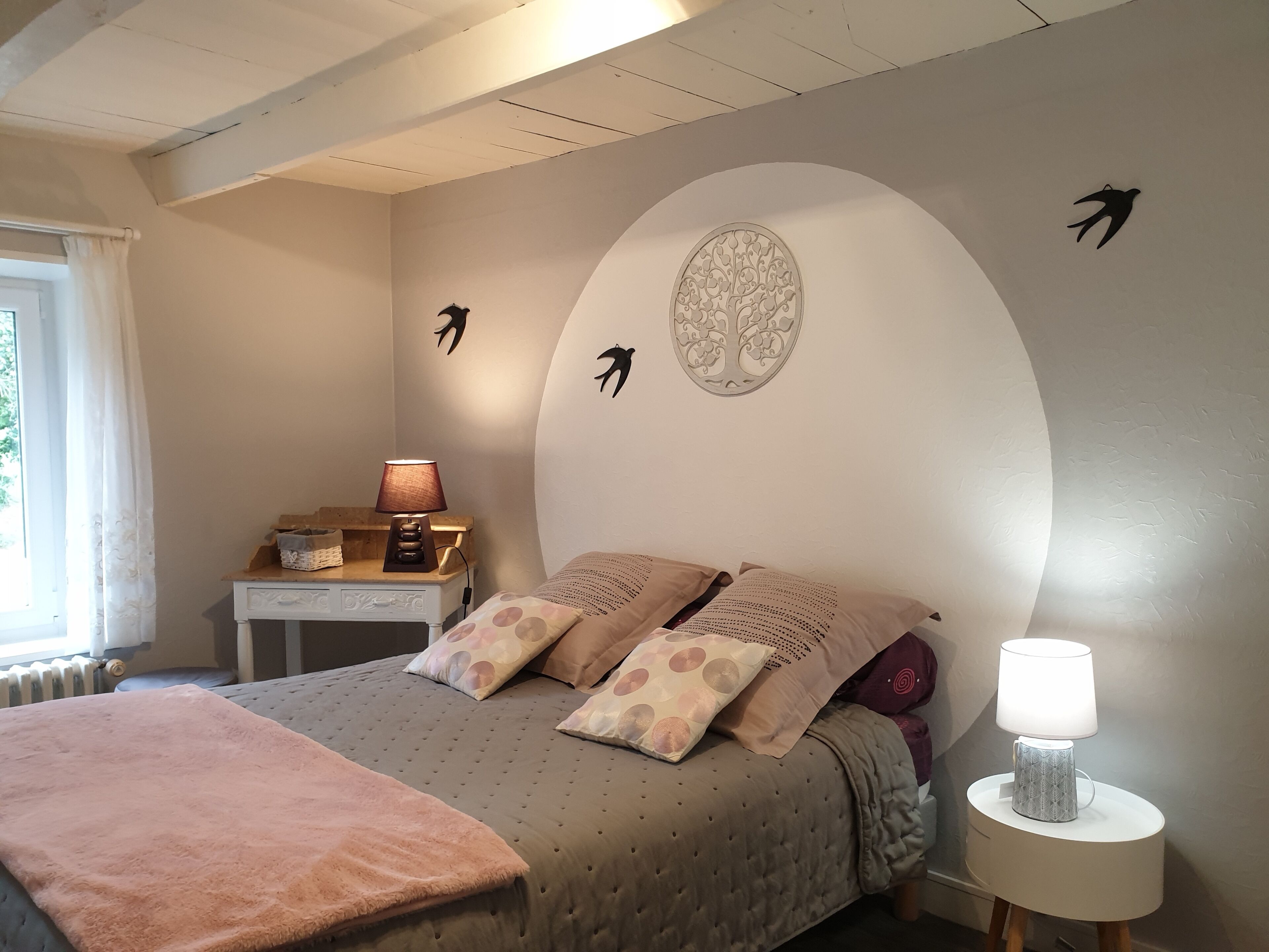 Quarto casal, vista para o pátio | Roupas de cama premium, individualmente decorados