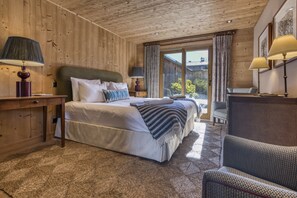 4 bedrooms, iron/ironing board, WiFi