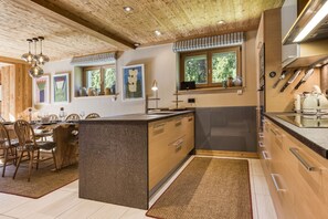 Fridge, oven, stovetop, dishwasher - Au Bon Coin - an apartment that sleeps 8 guests in 4 bedrooms (chamonix mont blanc)