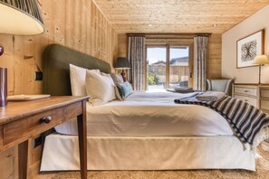4 bedrooms, iron/ironing board, WiFi