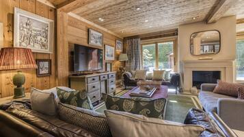 Flat-screen TV, fireplace, DVD player