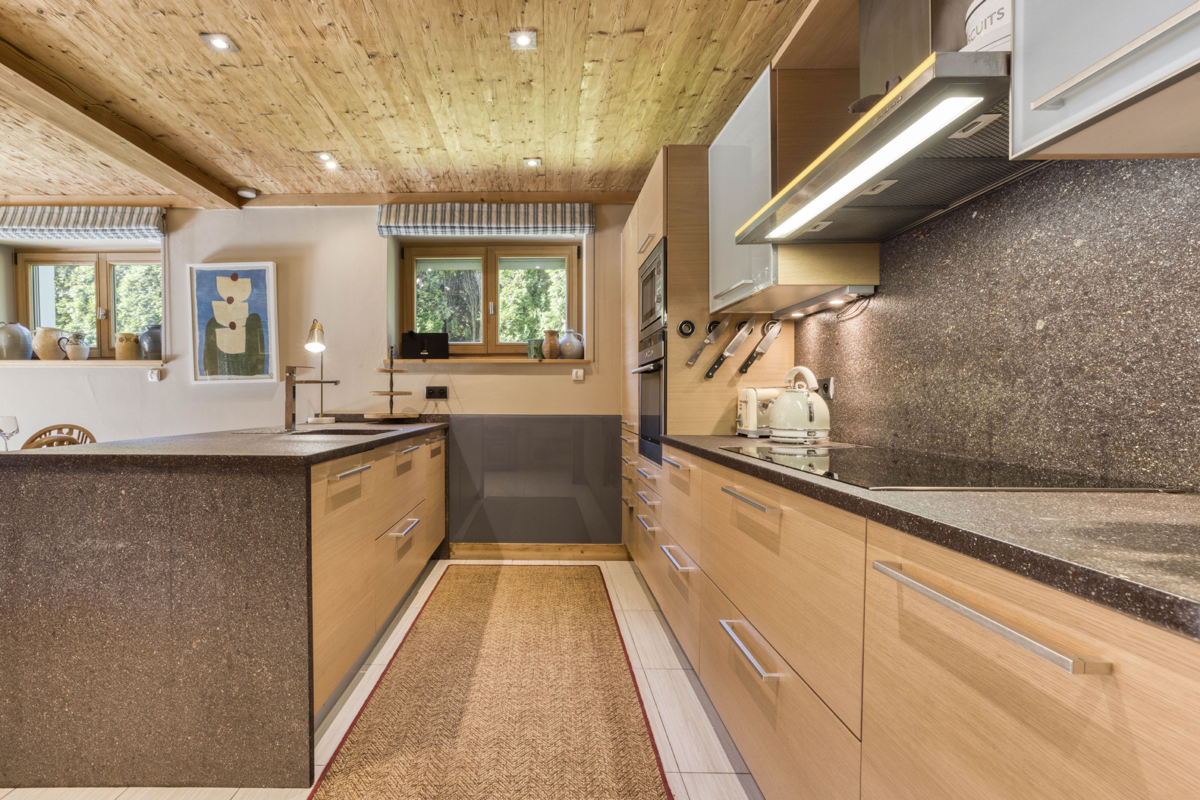 Een koelkast, een oven, een kookplaat, een vaatwasser