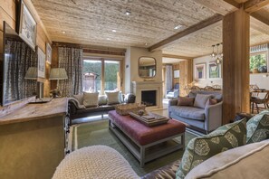 Flat-screen TV, fireplace, DVD player