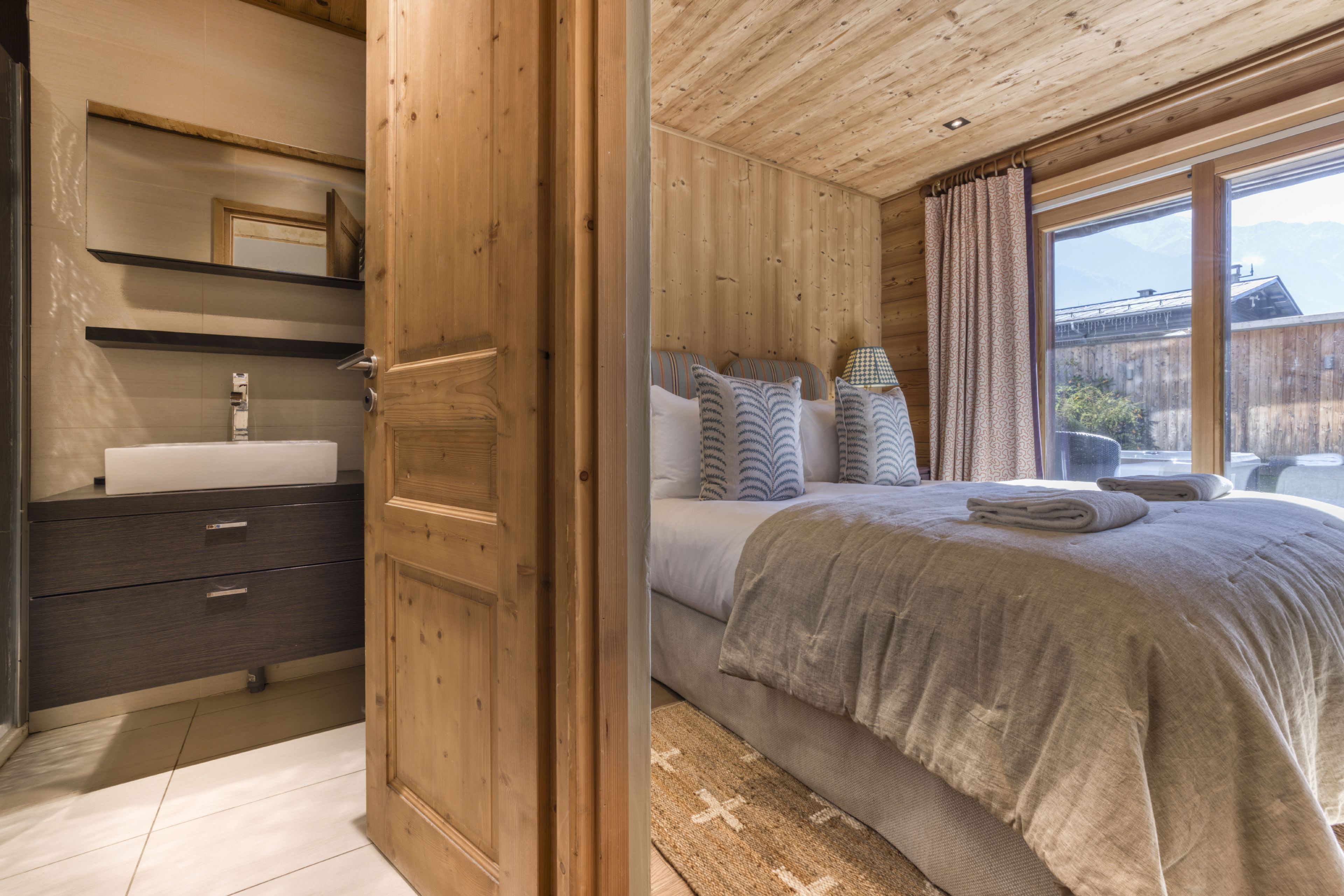 4 slaapkamers, een strijkplank/strijkijzer, wifi