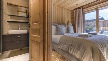 4 slaapkamers, een strijkplank/strijkijzer, wifi