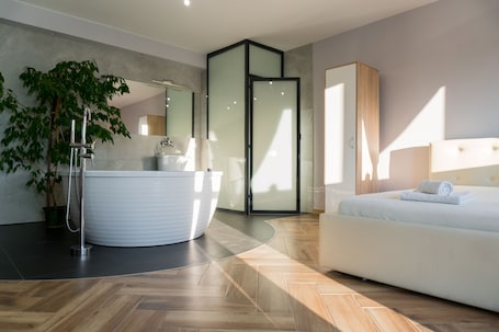 Exclusive Room | Meja, ruang kerja komputer riba, kalis bunyi, seterika/papan seterika