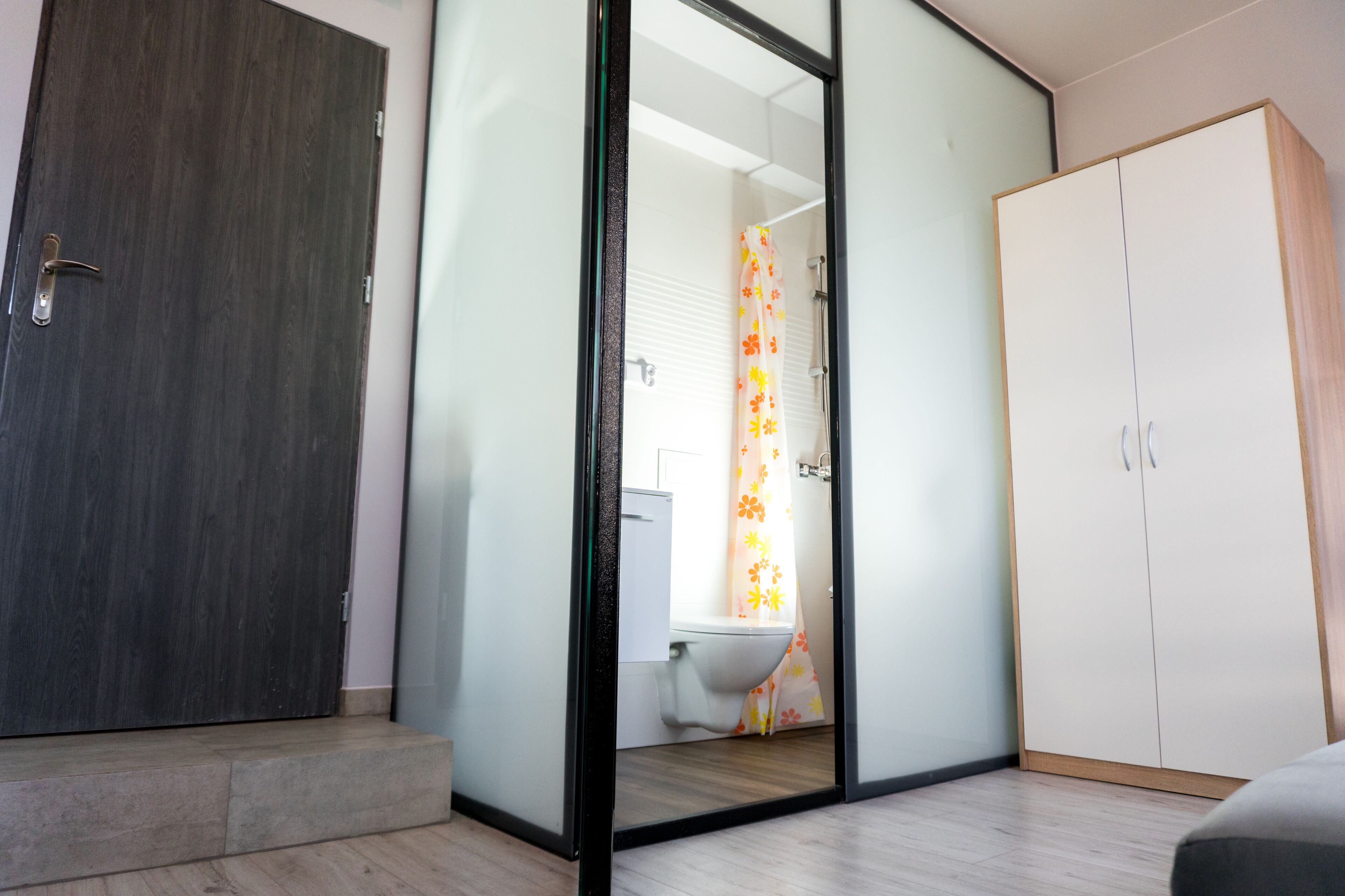 Classic-Doppel- oder -Zweibettzimmer | Badezimmer | Dusche, Handtücher, Seife, Toilettenpapier