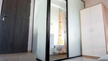 Classic-Doppel- oder -Zweibettzimmer | Badezimmer | Dusche, HandtĂŒcher, Seife, Toilettenpapier