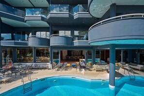 Piscine intérieure, piscine extérieure en saison