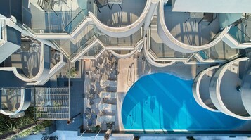 Una piscina techada, una piscina al aire libre de temporada