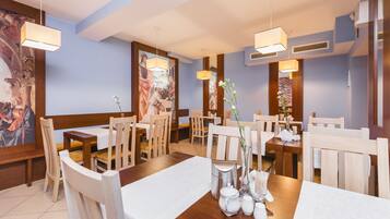 Bữa sáng buffet hàng ngày (50 PLN/mỗi người)