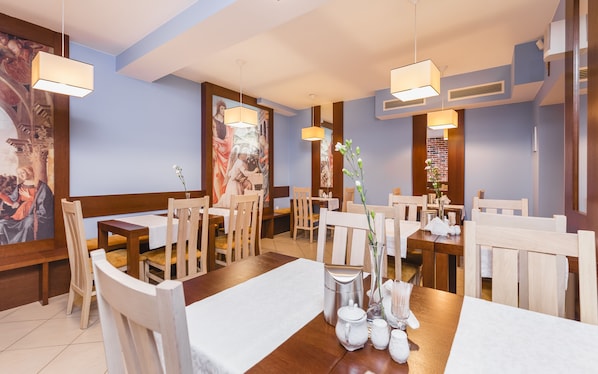 Daily buffet breakfast (PLN 50 per person)