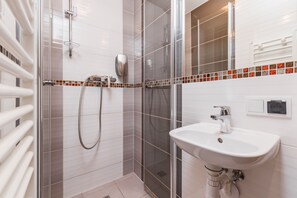 Family Room | Bathroom | Shower, towels - Hostel Biały Dom (Kraków)