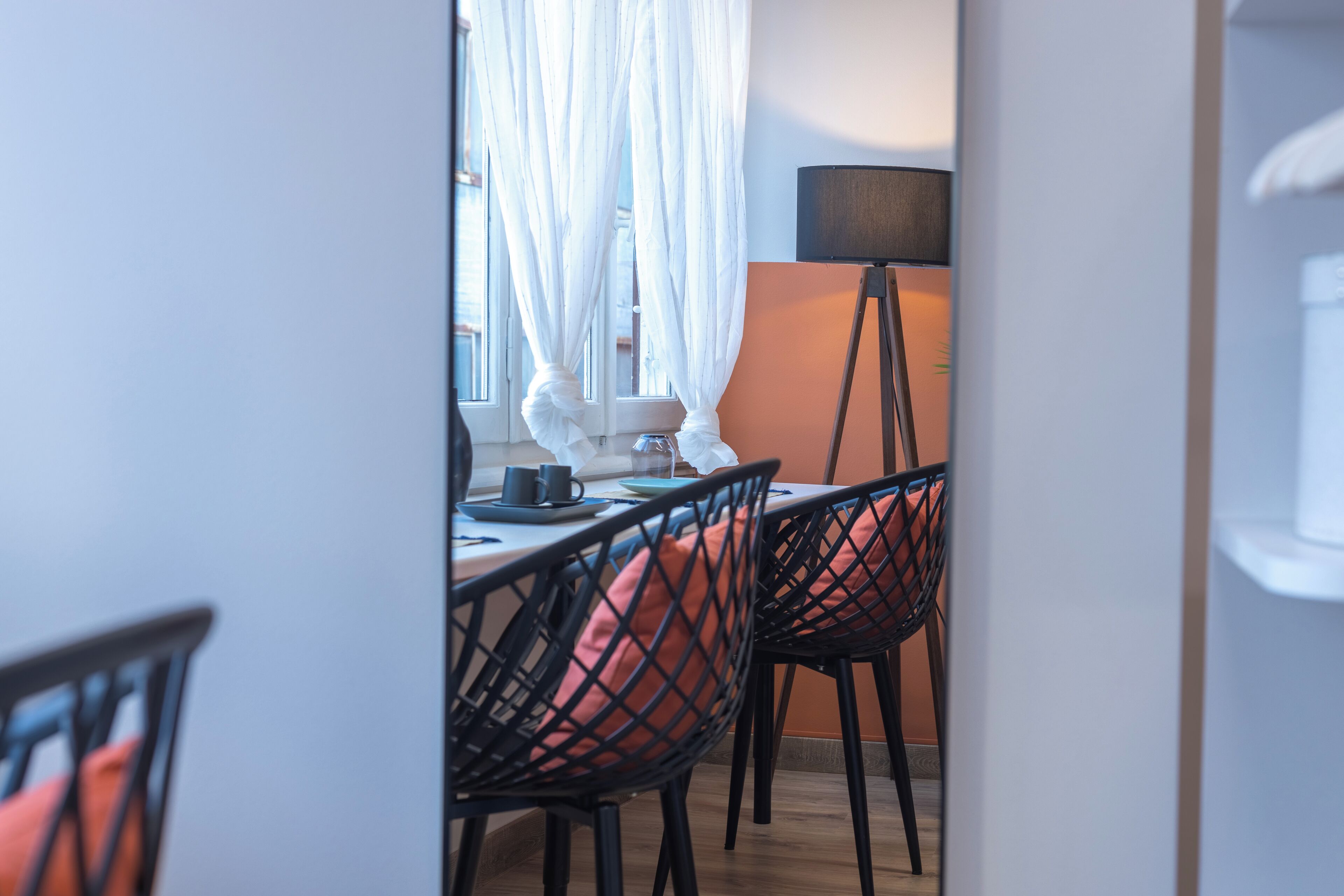 Ein stilvoller Essbereich mit Tisch, Stühlen und einer Lampe.
