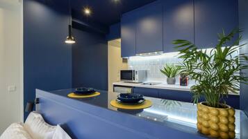 Elite Studio, Balcony, City View | Egyptian cotton sheets, premium bedding, individually decorated