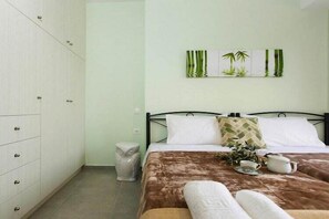 4 bedrooms, travel crib, free WiFi - Kyrianna Villa with Pool & Sea View (Kyrianna)