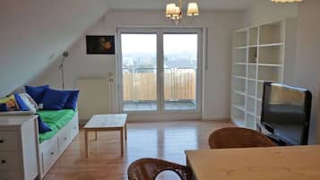 Fernseher, Bücher, Musikbibliothek, Stereoanlage