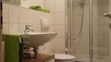 Dusche, Haartrockner, Handtücher, Seife