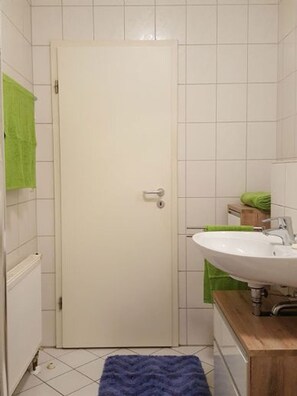 تجهيزات دش، مجففات شعر، مناشف، صابون
