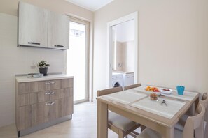 Full-size fridge, oven, stovetop, cookware/dishes/utensils - Sicano Home (Delia)