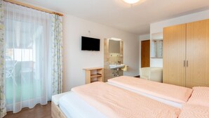 A hotel room with two beds, a TV, a sink, and a wardrobe. - Apartment in Fügen near Spieljochbahn (Fügen)