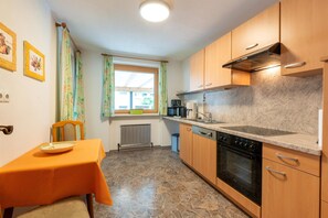 Fridge, microwave, oven, stovetop - Apartment in Fügen near Spieljochbahn (Fügen)