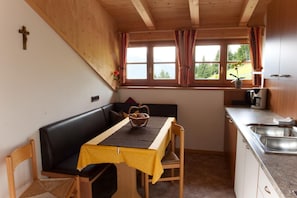 Fridge, stovetop, coffee/tea maker, electric kettle - Chalet in Funes Valley with Dolomites Views (Villnöß)