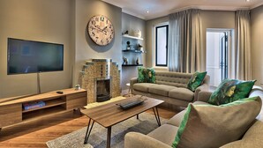 Apartamento de lujo | Sala de estar | Smart TV de 45 pulgadas con canales por satélite, una televisión