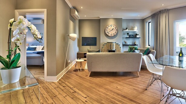 Apartamento de lujo | Zona de estar | Smart TV de 45 pulgadas con canales por satélite, una televisión