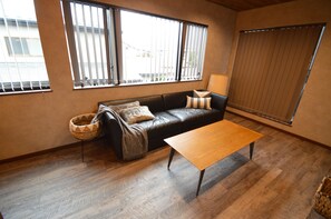 Apartament, 3 dormitoris | Sala d'estar | Televisor de pantalla plana