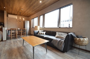 Apartament, 3 dormitoris | Sala d'estar | Televisor de pantalla plana