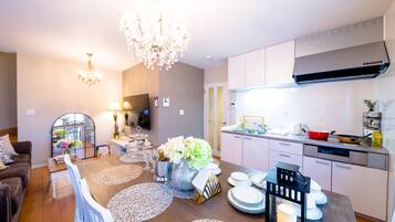 Villa, 4 Bedrooms | In-room dining