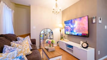 Villa, 4 Yatak Odası | Oturma alanı | Düz ekran televizyon