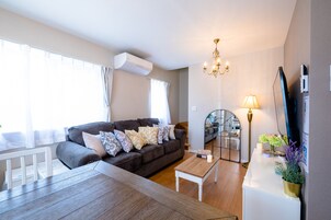 Villa, 4 habitaciones | Zona de estar | Una televisión de pantalla plana
