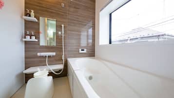 Villa, 4 Bedrooms | Bilik Mandi | Gabungan pancuran/tab mandi, pengering rambut, selipar, bidet