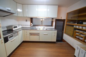 Villa, 6 habitaciones | Cocina privada | Refrigerador, microondas, horno y parrilla de estufa 